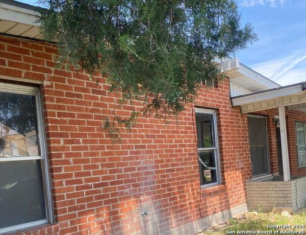 Listing photo id 0 for 1743 Athel Ave