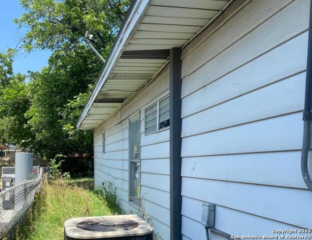 Listing photo id 2 for 1743 Athel Ave
