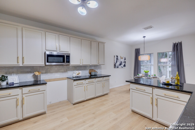 Listing photo id 5 for 12031 Wellstone
