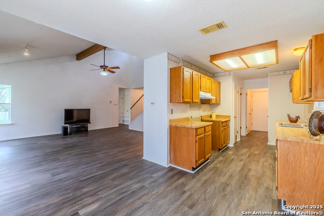 Listing photo id 9 for 7106 Mountain Grv