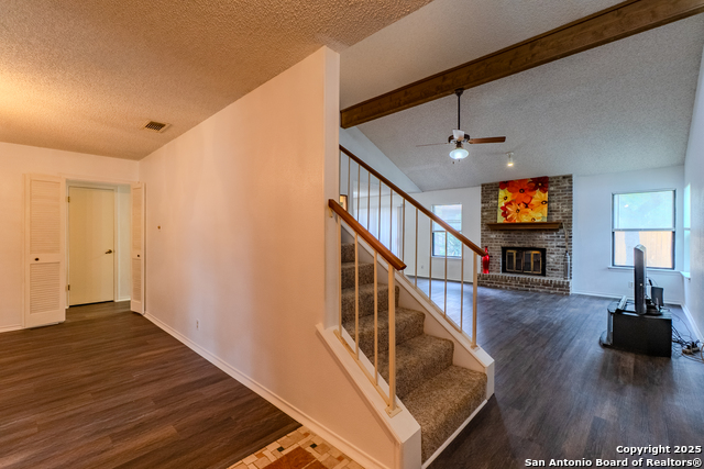 Listing photo id 3 for 7106 Mountain Grv