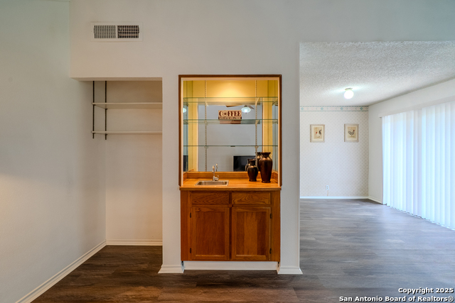Listing photo id 6 for 7106 Mountain Grv