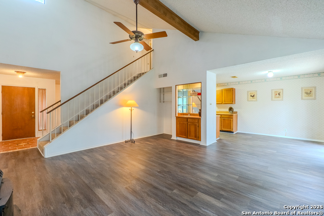 Listing photo id 7 for 7106 Mountain Grv