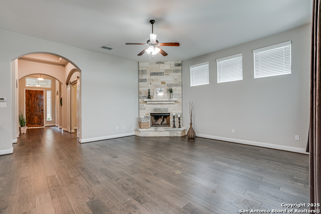 Listing photo id 14 for 2714 Trailmont Dr
