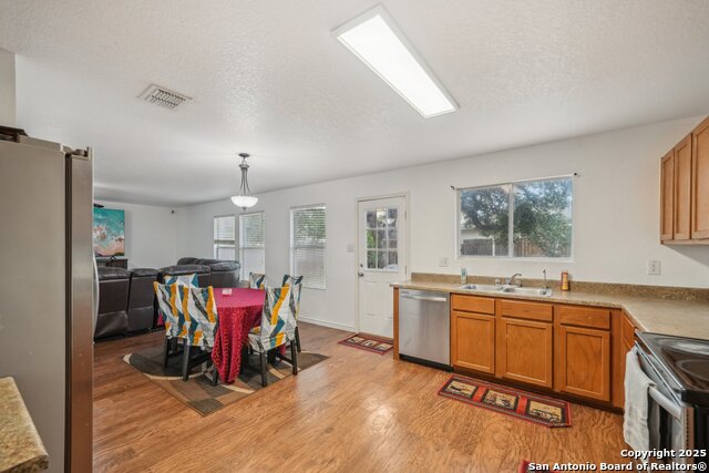 Listing photo id 13 for 5815 Trent