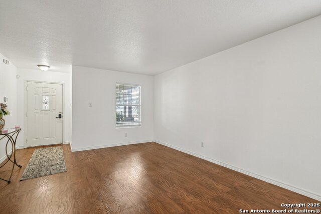 Listing photo id 6 for 5815 Trent