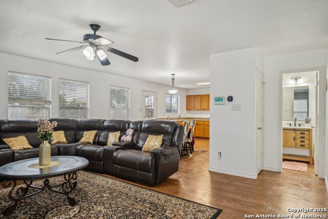 Listing photo id 7 for 5815 Trent