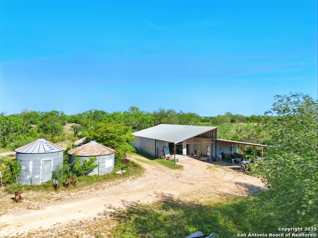 Listing photo id 17 for 341 Cr 341 E