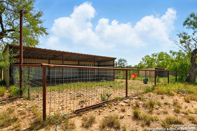 Listing photo id 27 for 341 Cr 341 E