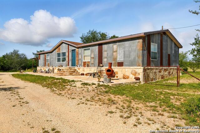 Listing photo id 4 for 341 Cr 341 E