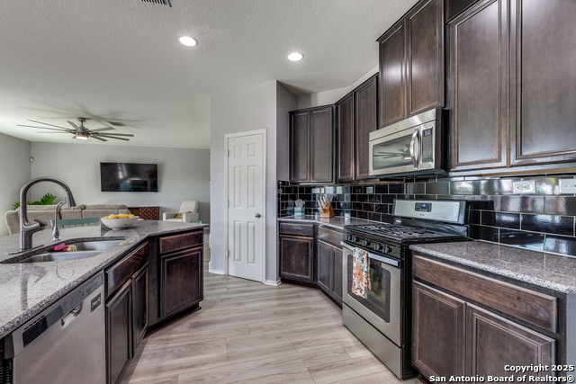 Listing photo id 8 for 8318 Pioneer Field
