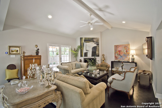 Listing photo id 8 for 8 Kensington Ct
