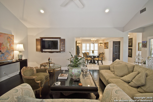 Listing photo id 10 for 8 Kensington Ct