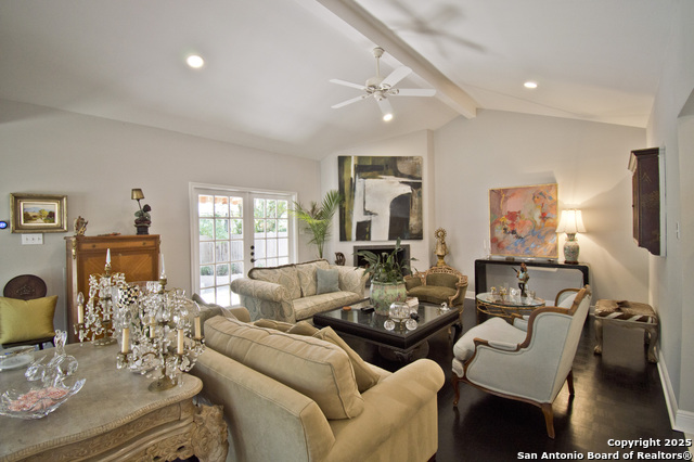 Listing photo id 12 for 8 Kensington Ct