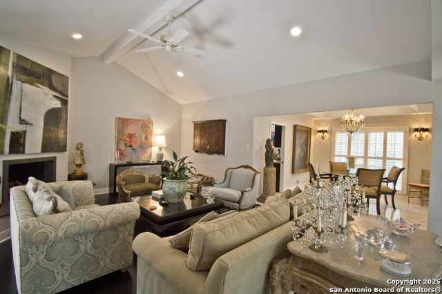 Listing photo id 13 for 8 Kensington Ct