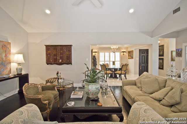 Listing photo id 14 for 8 Kensington Ct