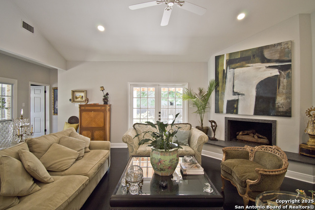 Listing photo id 16 for 8 Kensington Ct