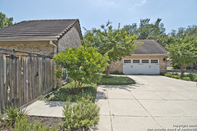 Listing photo id 0 for 8 Kensington Ct