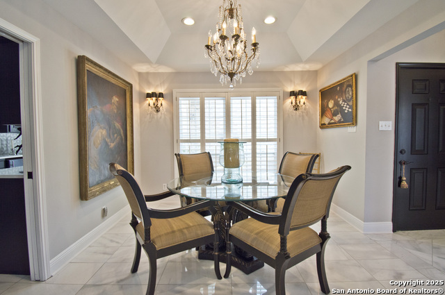 Listing photo id 5 for 8 Kensington Ct