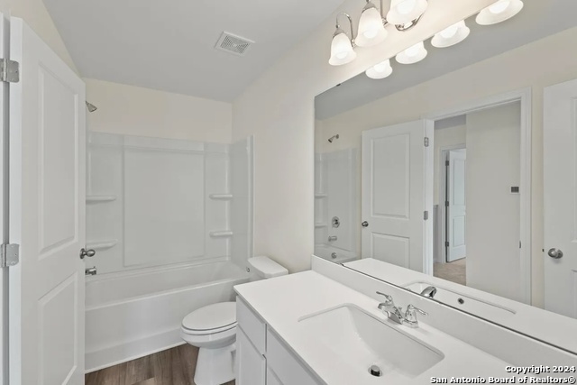 Listing photo id 11 for 5615 Finch Canyon