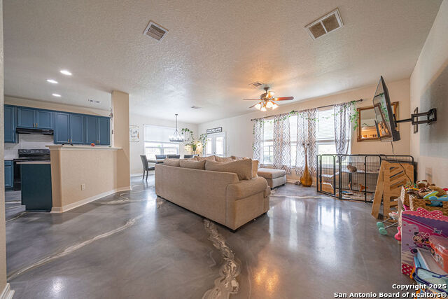 Listing photo id 8 for 137 Springtree Shadow