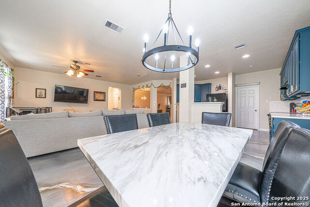 Listing photo id 9 for 137 Springtree Shadow
