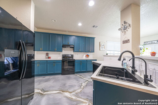 Listing photo id 0 for 137 Springtree Shadow