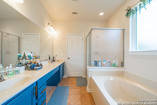 Listing photo id 21 for 137 Springtree Shadow