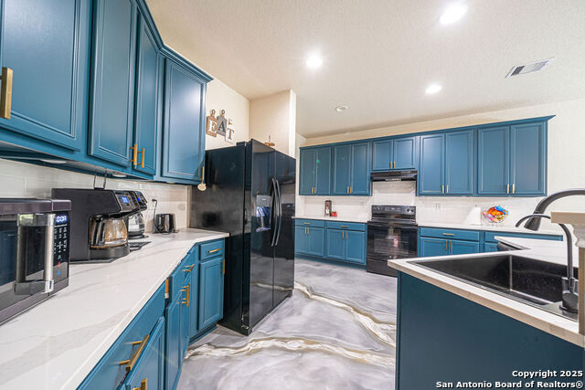 Listing photo id 2 for 137 Springtree Shadow
