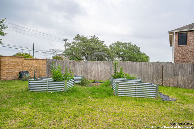 Listing photo id 41 for 137 Springtree Shadow