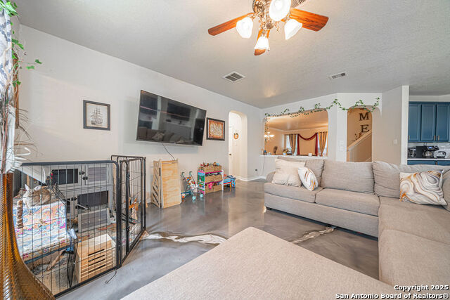 Listing photo id 7 for 137 Springtree Shadow