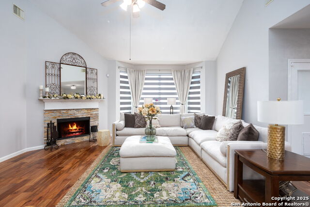 Listing photo id 4 for 20926 Encino Pebble