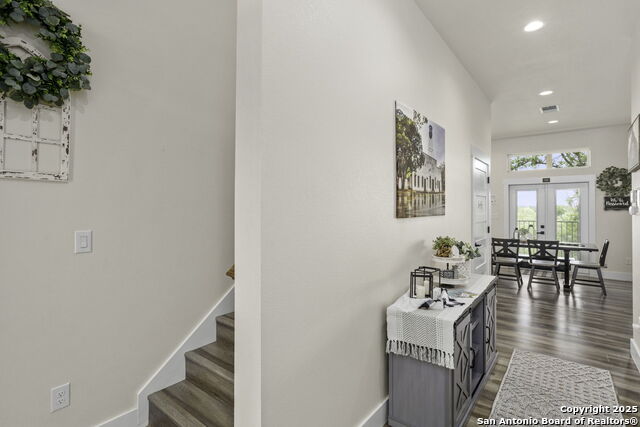 Listing photo id 13 for 1121 Gruene A