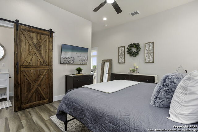 Listing photo id 17 for 1121 Gruene A