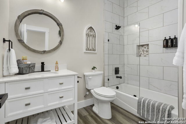 Listing photo id 19 for 1121 Gruene A