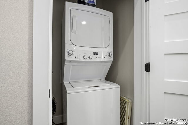 Listing photo id 21 for 1121 Gruene A