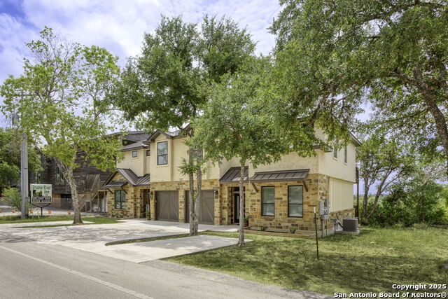 Listing photo id 25 for 1121 Gruene A