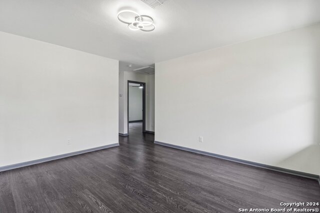 Listing photo id 8 for 228 Quinta St