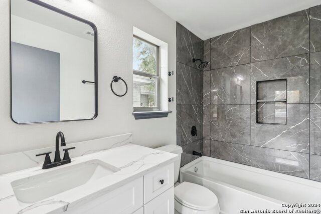 Listing photo id 10 for 228 Quinta St