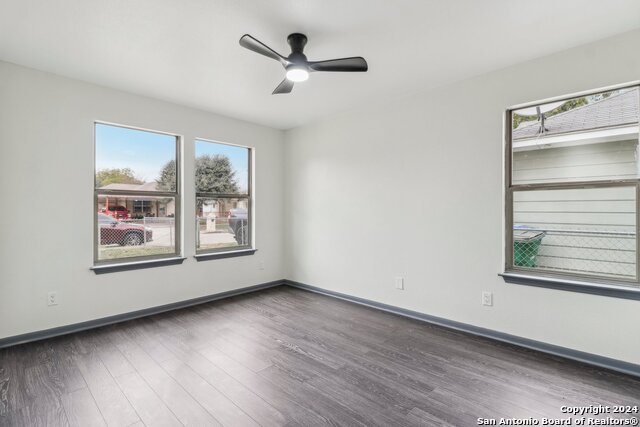 Listing photo id 11 for 228 Quinta St