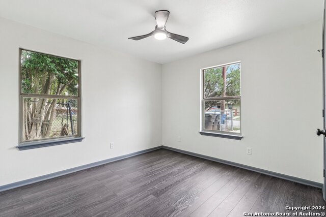 Listing photo id 15 for 228 Quinta St