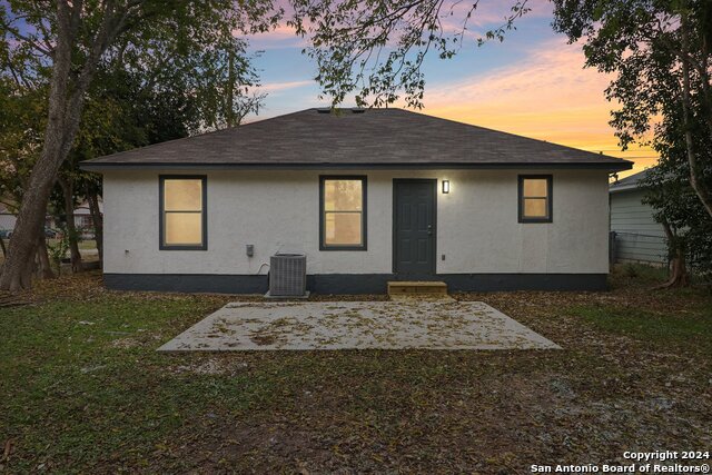 Listing photo id 0 for 228 Quinta St