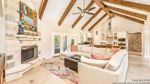 Listing photo id 7 for 1025 Deep Water