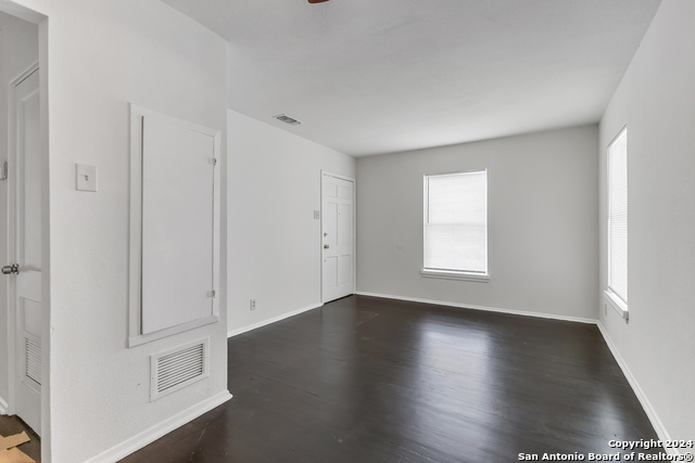 Listing photo id 12 for 143 Langford