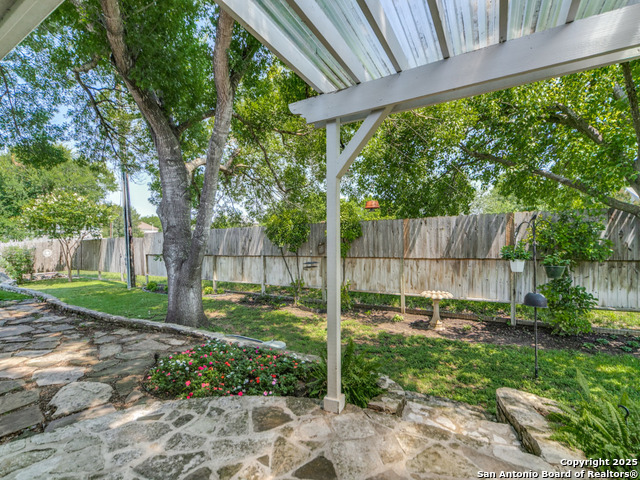 Listing photo id 13 for 326 Chaparral Creek Dr