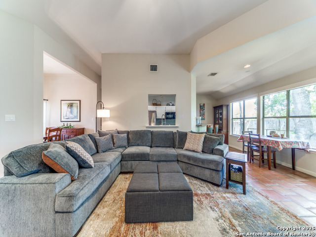 Listing photo id 3 for 326 Chaparral Creek Dr