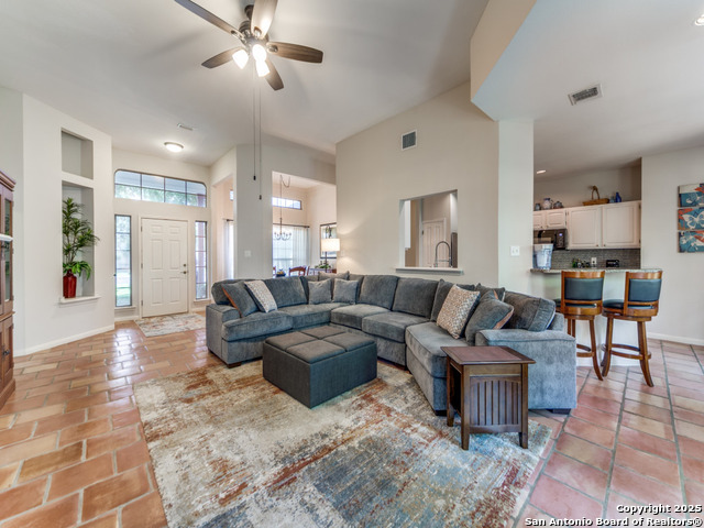 Listing photo id 4 for 326 Chaparral Creek Dr