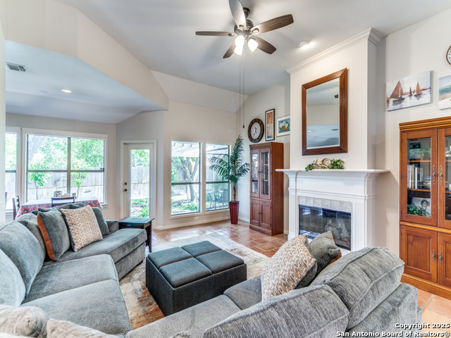 Listing photo id 6 for 326 Chaparral Creek Dr