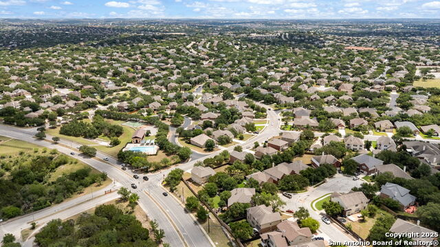Listing photo id 10 for 21006 Promontory Cir