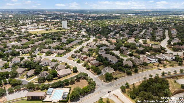 Listing photo id 13 for 21006 Promontory Cir